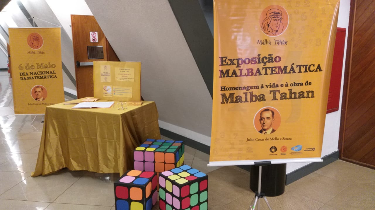 Decoração da Exposição com cubos mágicos e banner