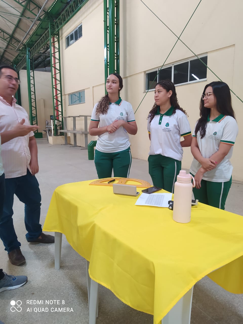 Malbatemática no Ceará 02 fotos de estudantes apresentando projeto