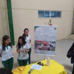 Malbatemática no Ceará 11 estudantes ao lado de banner