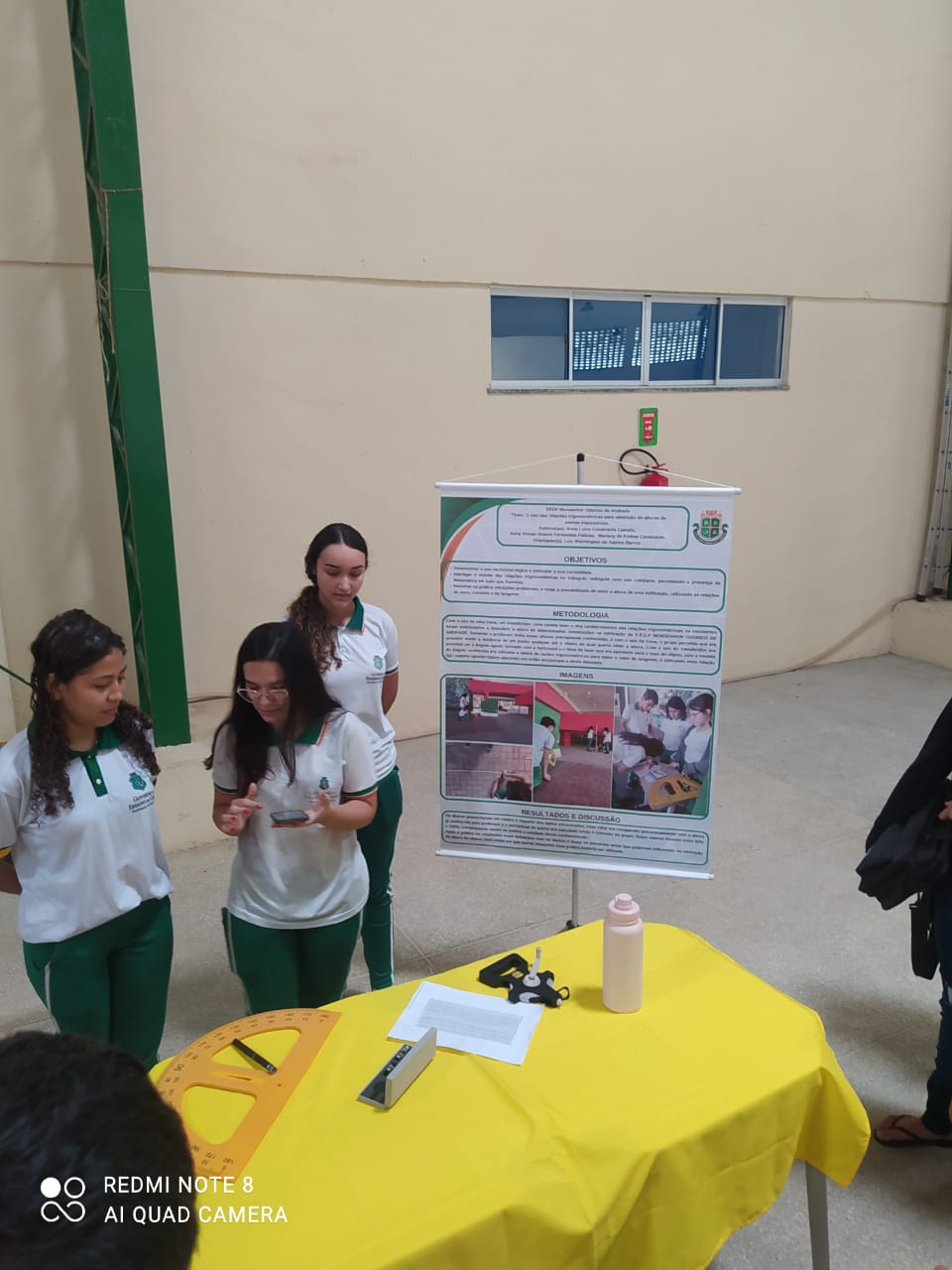 Malbatemática no Ceará 11 estudantes ao lado de banner