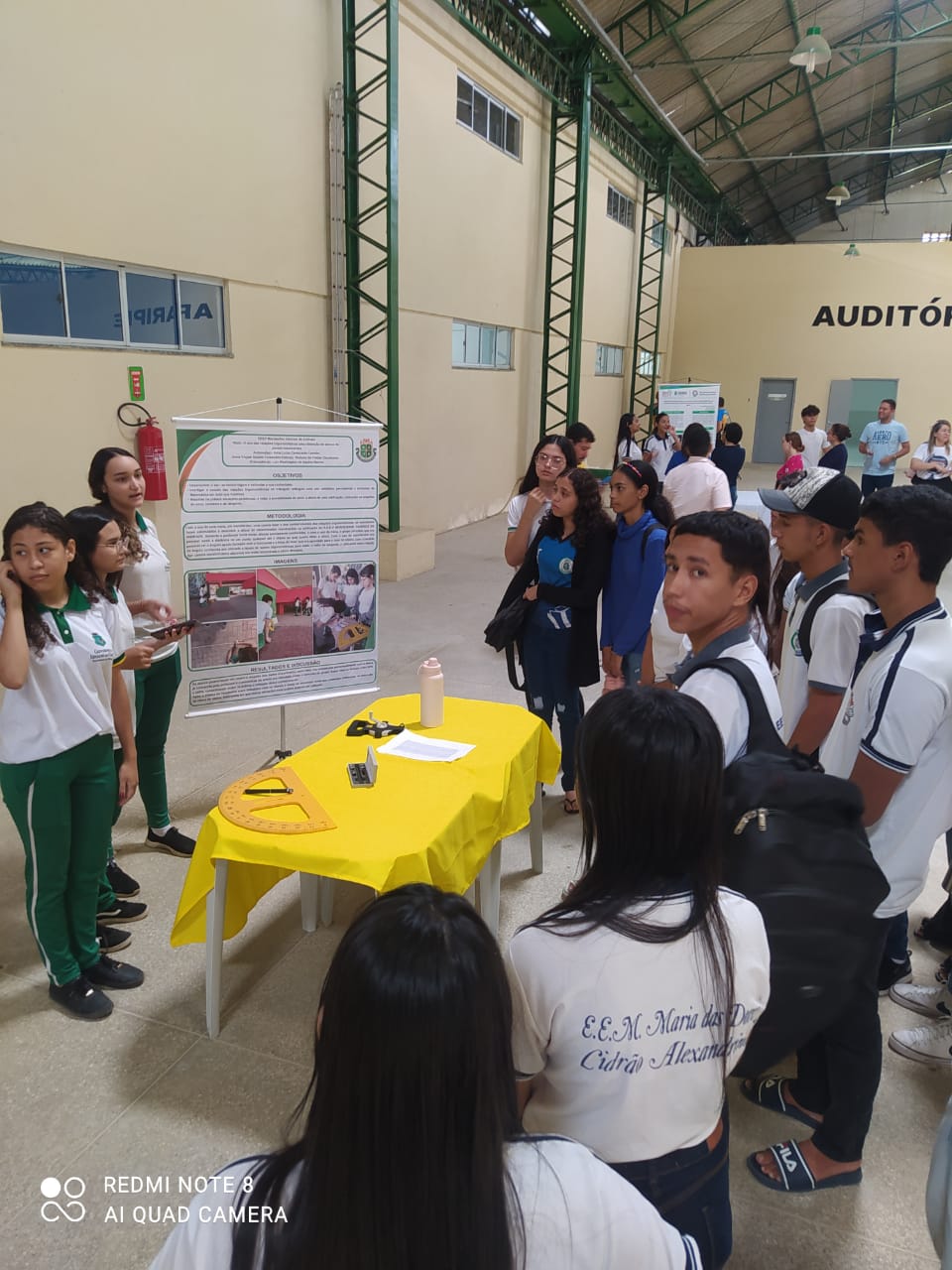 Malbatemática no Ceará 18 estudantes ao lado de banner