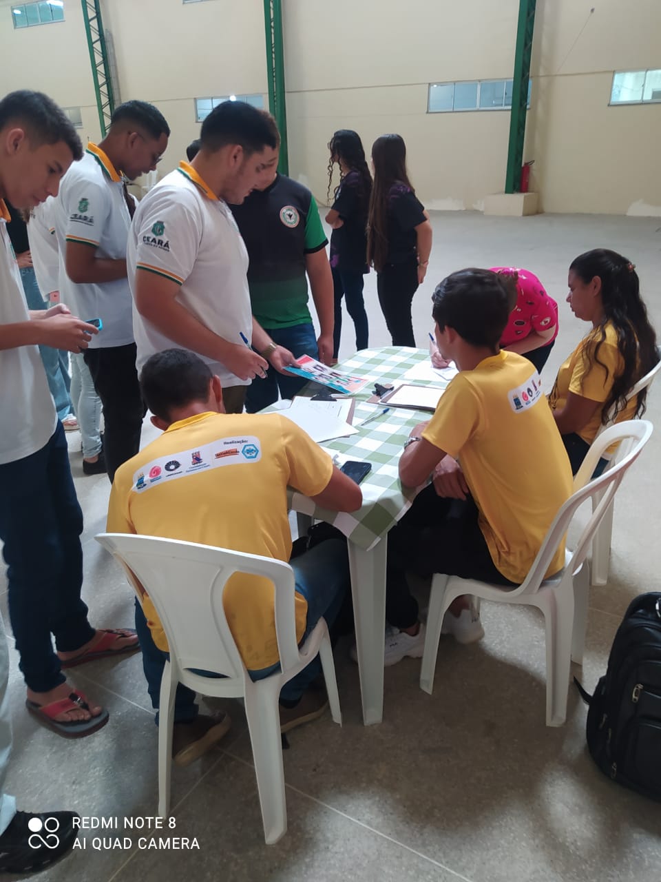 Malbatemática no Ceará 17 alunos sentado em rodas realizando atividades