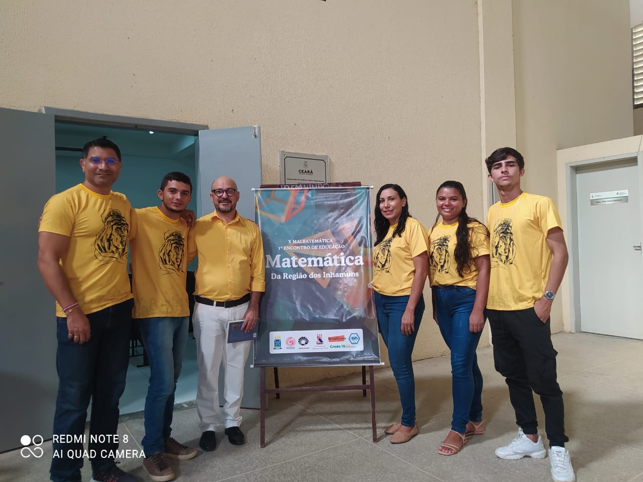 Malbatemática no Ceará 23 alunos e professores com cartaz do evento na Região de Inahmuns