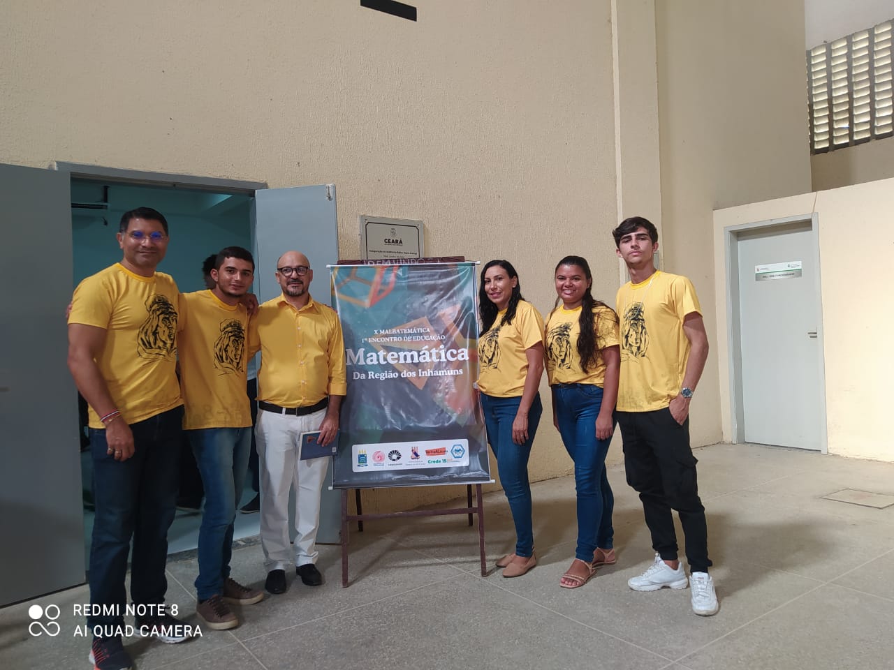 Malbatemática no Ceará 24 alunos e professores com cartaz do evento na Região de Inahmuns