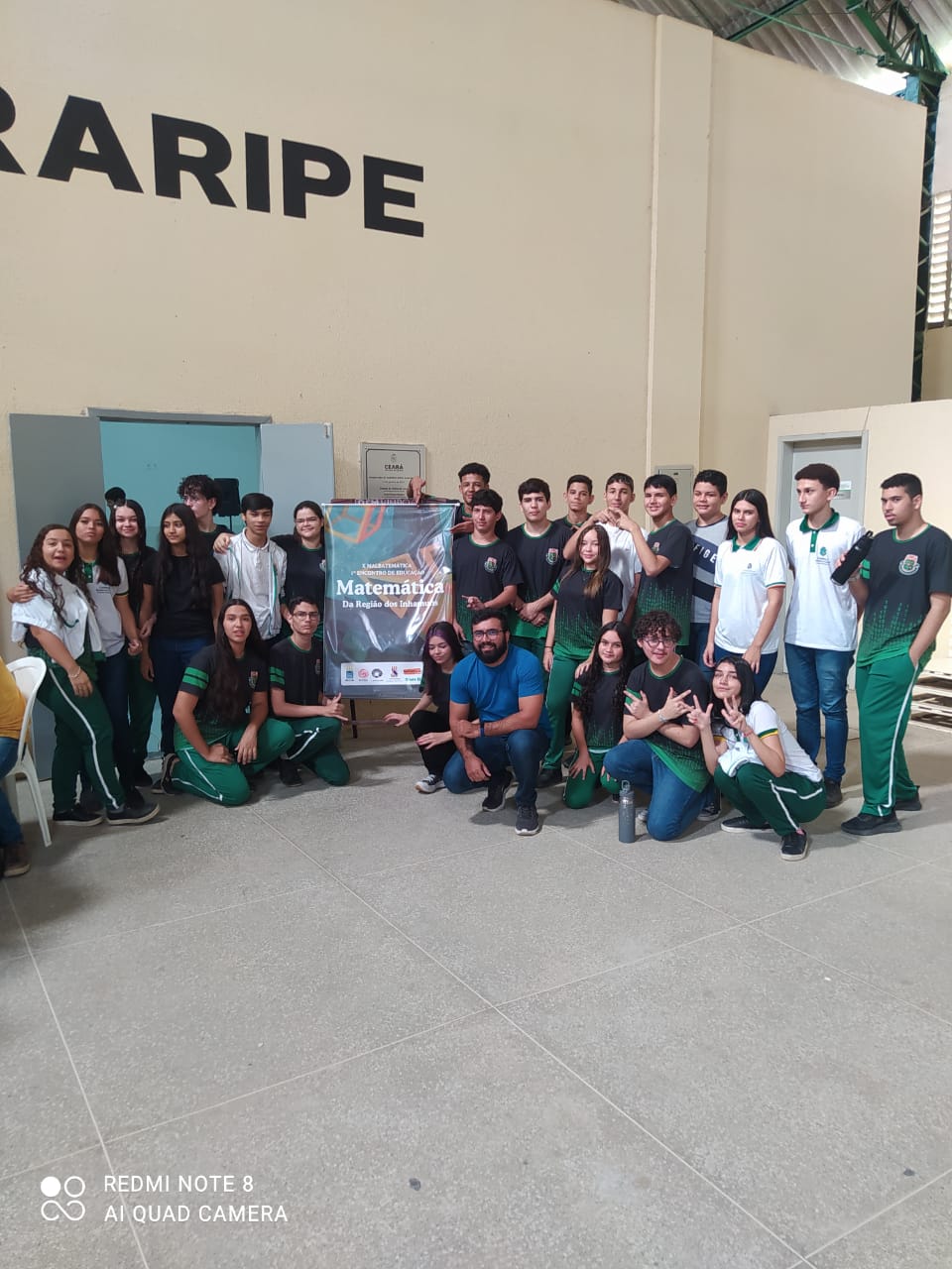 Malbatemática no Ceará 27 turma de alunos ao lado de cartaz do evento
