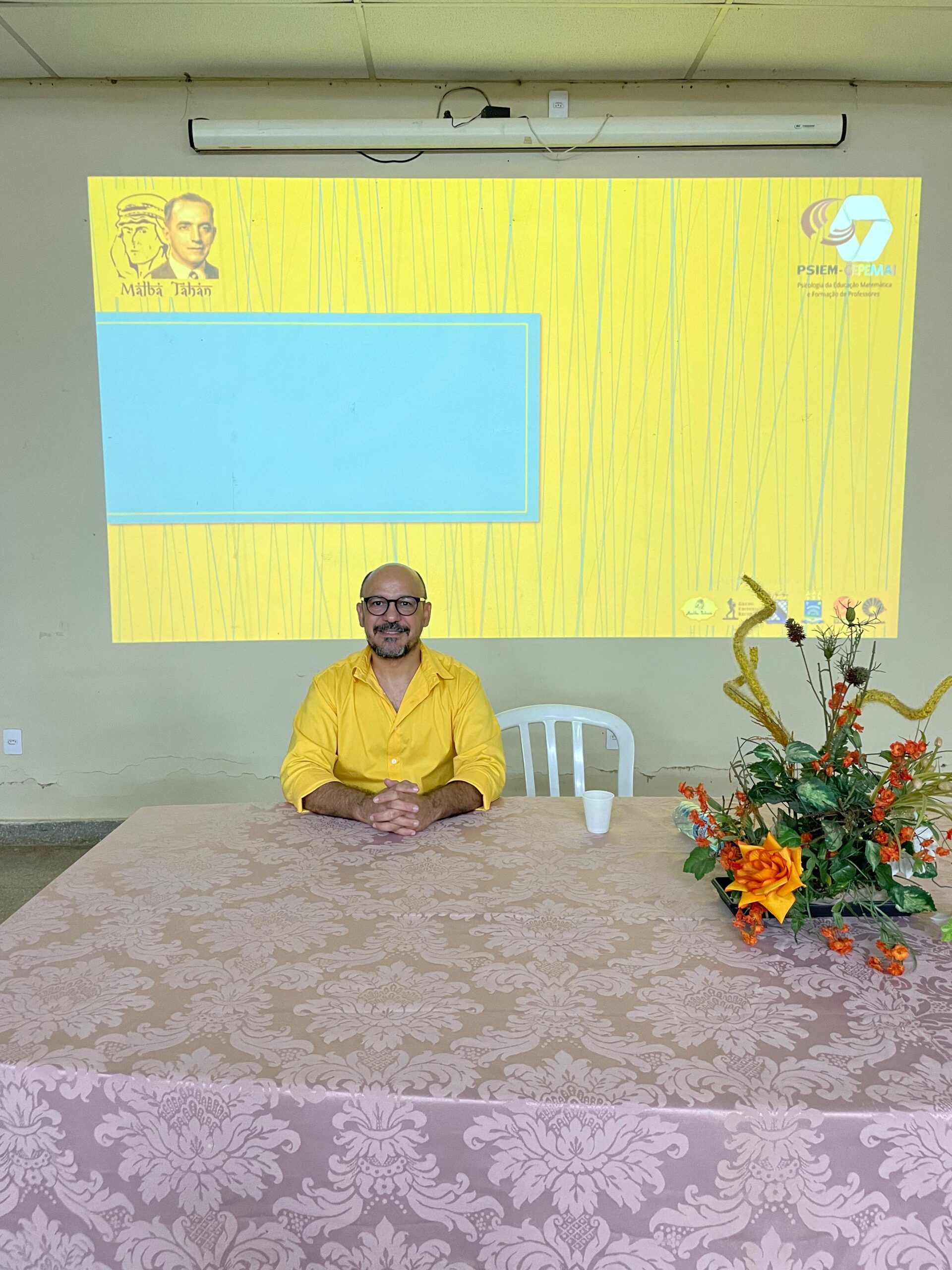 Malbatemática Piauí 30 professor sentado à mesa