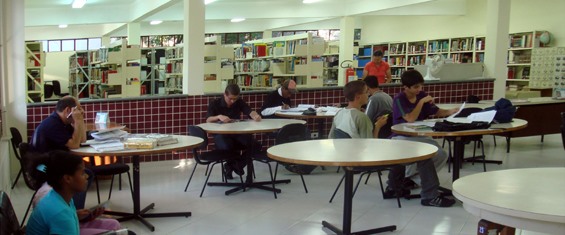 Alunos estudando na biblioteca Malba Tahan