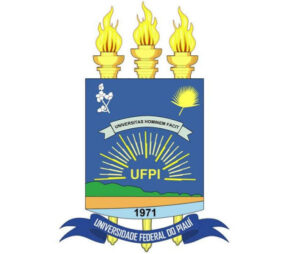 Logo UFPI com escudo azul, três tochas em cima e faixa azul abaixo com nome da faculdade