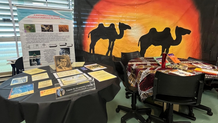 Foto da Exposição das mesas e materiais sobre a mesa