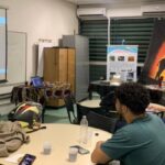 foto da sala e alunos assitindo a palestra