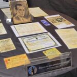 foto da mesa com materiais e documentos de Malba Tahan